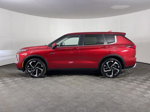 Used 2024 Mitsubishi Outlander SE image 3