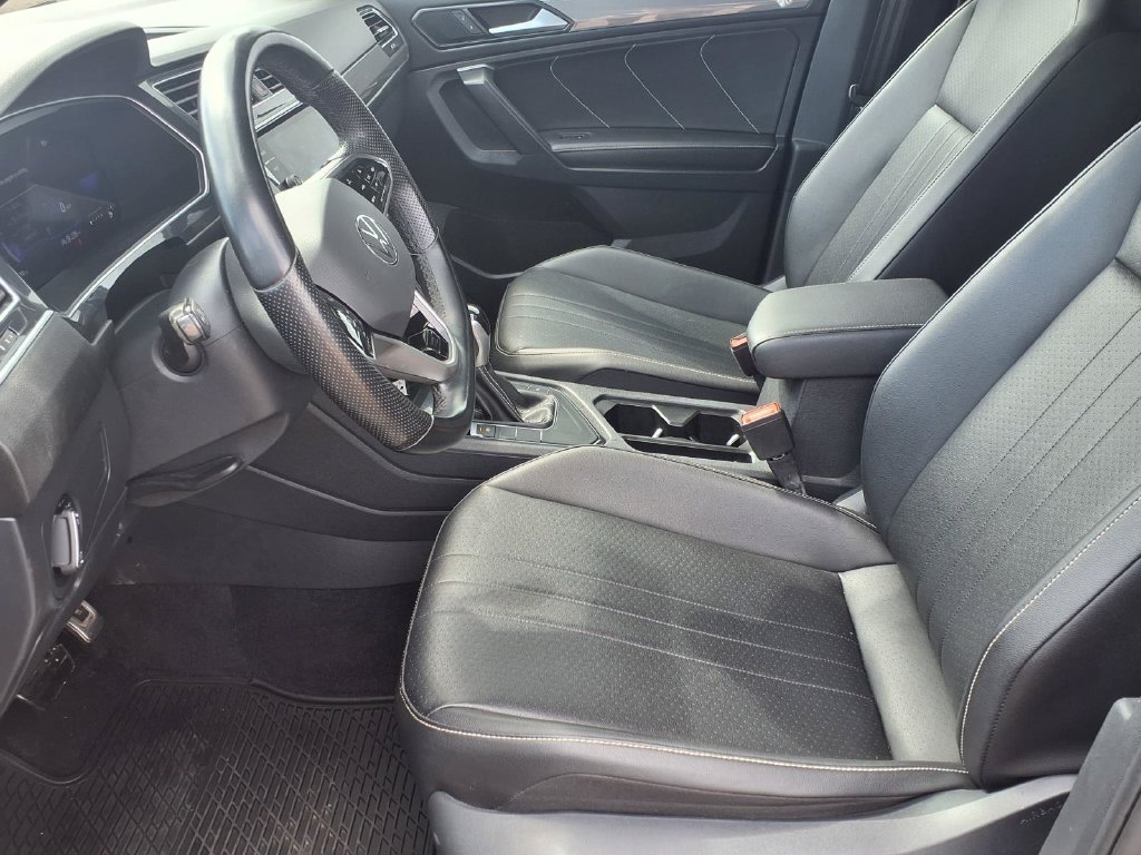 Used 2024 Volkswagen Tiguan SE R-Line FWD image 11
