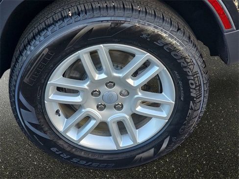 Used 2025 Land Rover Defender 110 S image 31