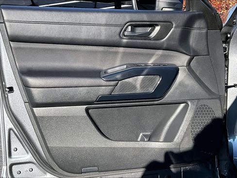 Used 2025 Nissan Pathfinder SV image 21