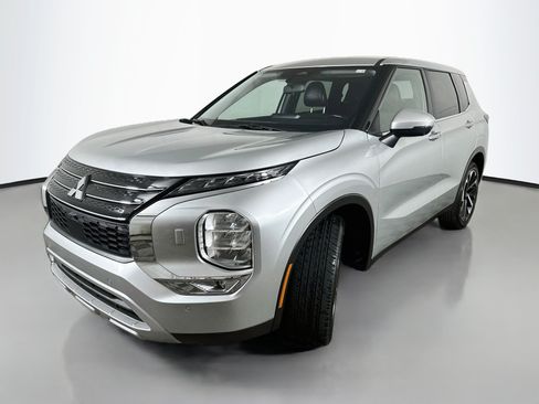 Used 2024 Mitsubishi Outlander SE AWD/4WD image 3