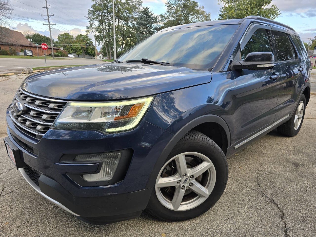 Used 2017 Ford Explorer XLT w/ Equipment Group 202A AWD/4WD image 1
