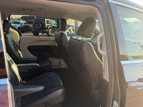 Used 2023 Chrysler Pacifica Touring-L image 27