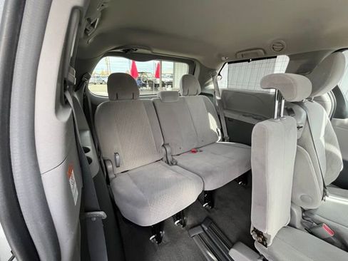 Used 2018 Toyota Sienna LE image 32