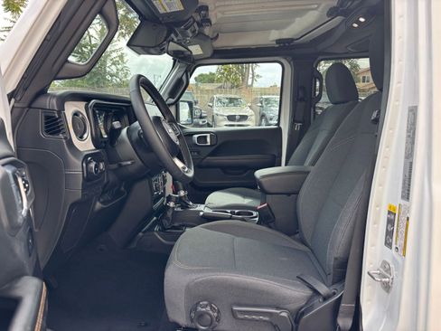 Used 2025 Jeep Wrangler Sahara image 27