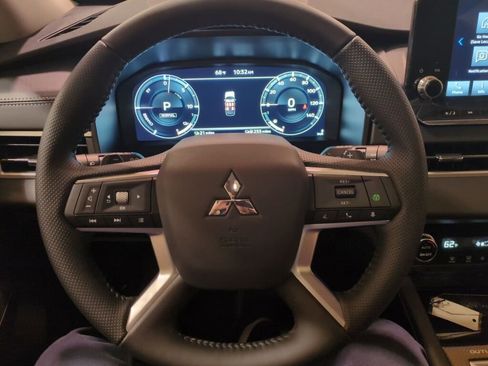 New 2025 Mitsubishi Outlander SE image 18