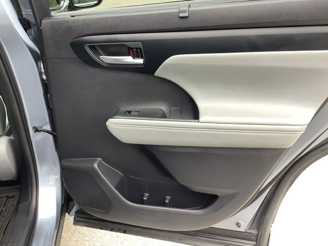 Used 2021 Toyota Highlander XLE AWD/4WD image 16
