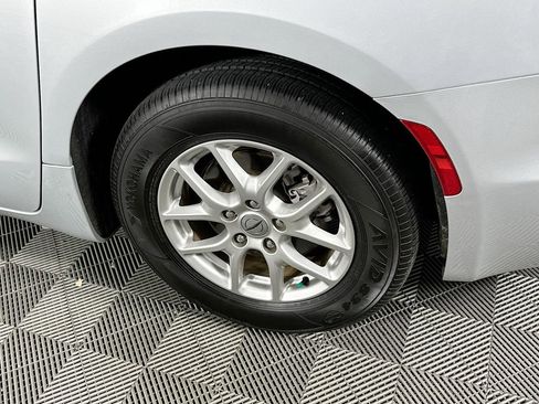 Certified 2024 Chrysler Pacifica Touring-L image 41