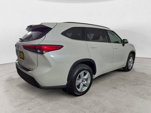 Used 2021 Toyota Highlander LE image 5