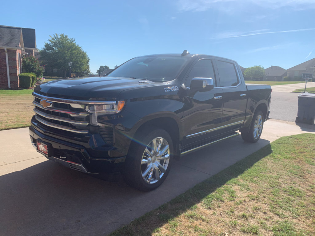 Used 2022 Chevrolet Silverado 1500 High Country w/ High Country Premium Package AWD/4WD image 3