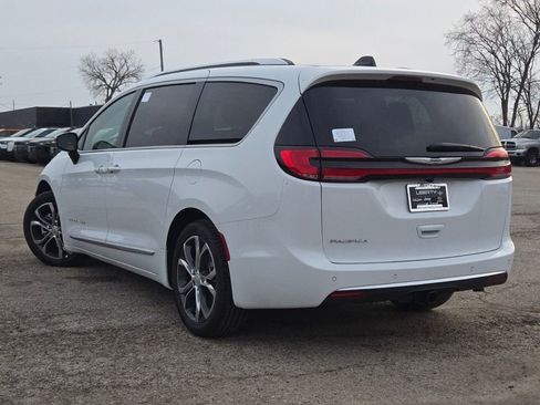 New 2026 Chrysler Pacifica Pinnacle w/ Trailer Tow Group FWD image 17