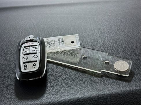 Used 2023 Chrysler Voyager LX image 31