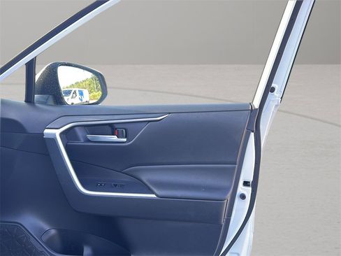Used 2022 Toyota RAV4 SE image 16