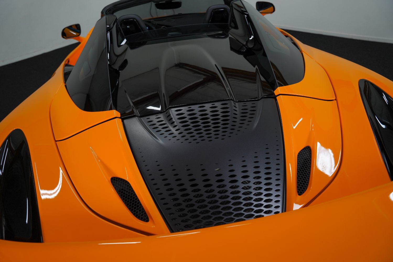 Used 2024 McLaren 750S Spider RWD image 22