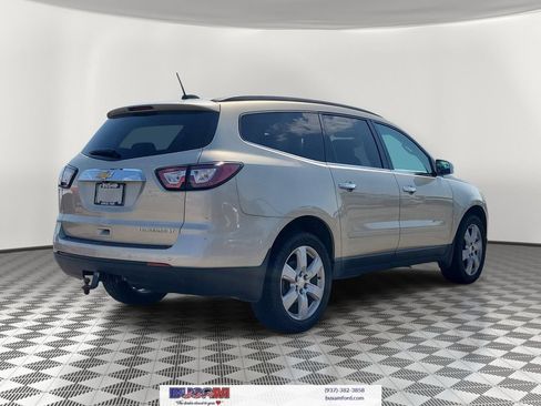 Used 2016 Chevrolet Traverse LT w/ Style and Technology Package FWD image 4