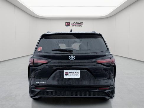 Used 2025 Toyota Sienna LE image 6