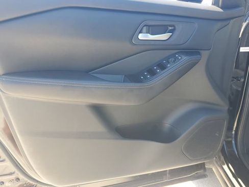 Used 2025 Nissan Rogue SV FWD image 25