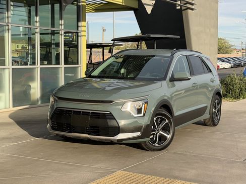 Used 2024 Kia Niro EX image 2