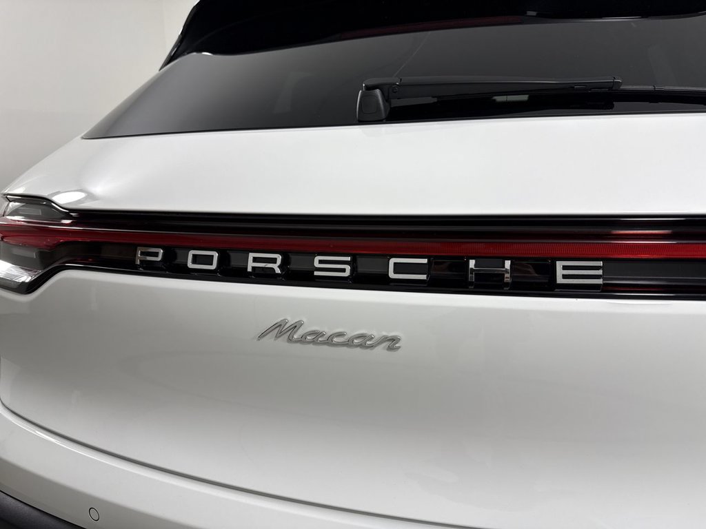 Certified 2025 Porsche Macan AWD/4WD image 19