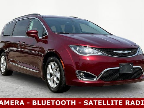 Used 2017 Chrysler Pacifica Touring-L w/ Tire & Wheel Group FWD image 3