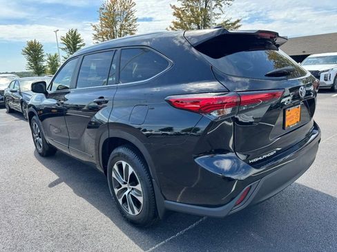 Used 2023 Toyota Highlander XLE AWD/4WD image 5