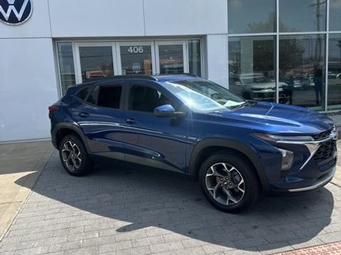 Used 2024 Chevrolet Trax LT w/ Sunroof Package image 3