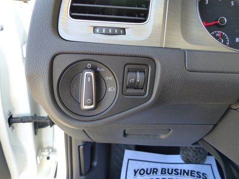 Used 2017 Volkswagen Golf SE image 22