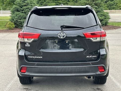 Used 2019 Toyota Highlander XLE AWD/4WD image 4