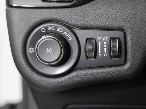 Used 2019 Jeep Cherokee Latitude Plus image 11