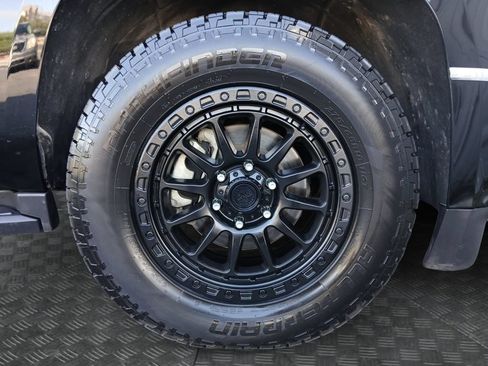 Used 2018 Chevrolet Suburban LT RWD image 23