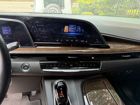 Used 2024 Cadillac Escalade Sport Platinum w/ LPO, ONYX Package AWD/4WD image 12