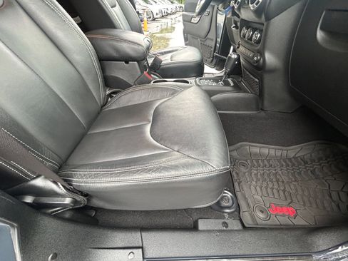 Used 2017 Jeep Wrangler Unlimited Rubicon AWD/4WD image 28