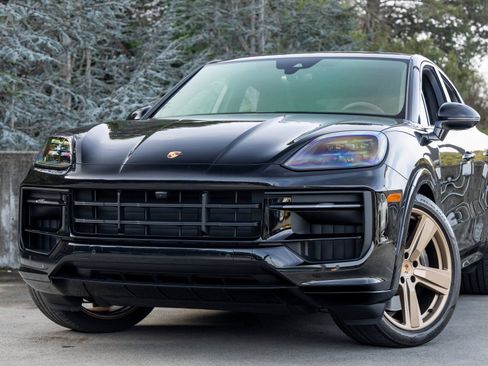 Certified 2025 Porsche Cayenne GTS image 7