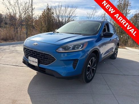 Used 2021 Ford Escape SE w/ SE Sport Appearance Package image 8