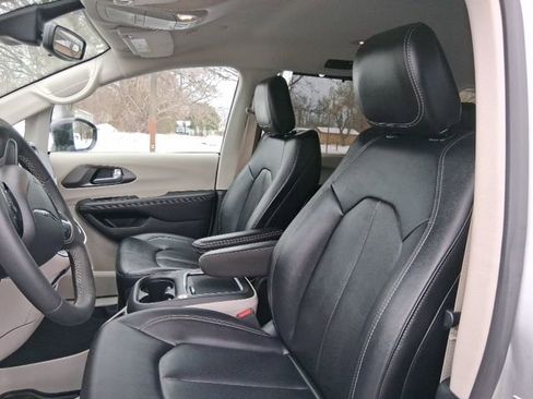 Used 2024 Chrysler Pacifica Touring-L image 13