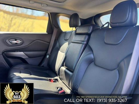 Used 2019 Jeep Cherokee Limited image 10