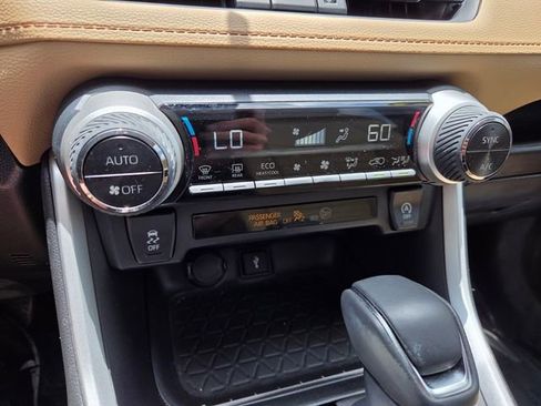 Used 2020 Toyota RAV4 XLE Premium FWD image 27