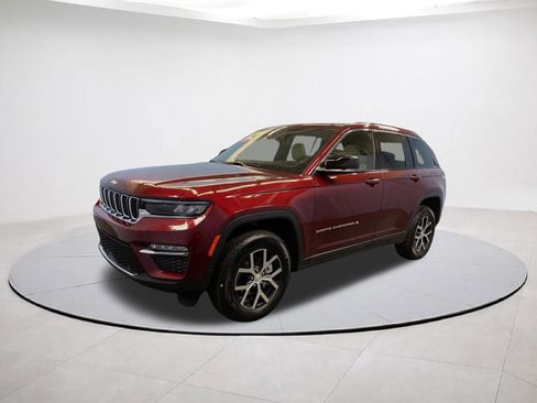 Certified 2025 Jeep Grand Cherokee Limited w/ Luxury Tech Group II AWD/4WD image 3