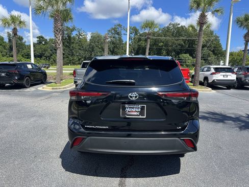 Used 2024 Toyota Highlander LE FWD image 9