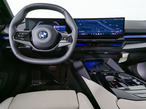 Used 2025 BMW 530i xDrive w/ Premium Package AWD/4WD image 21