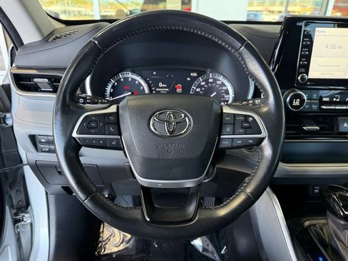 Certified 2022 Toyota Highlander XLE image 24
