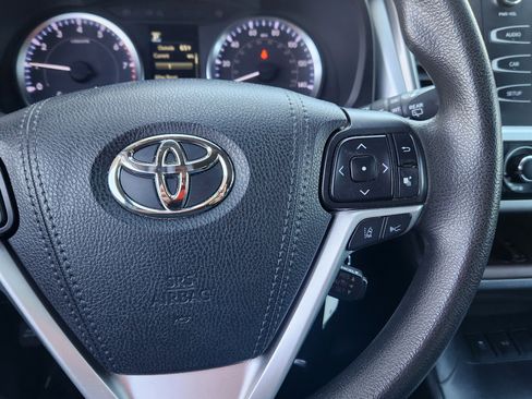 Used 2019 Toyota Highlander LE FWD image 28