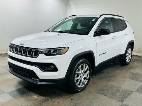 Used 2024 Jeep Compass Latitude AWD/4WD image 3
