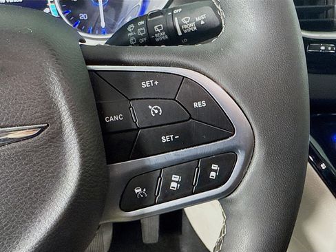 Used 2024 Chrysler Pacifica Touring-L image 15