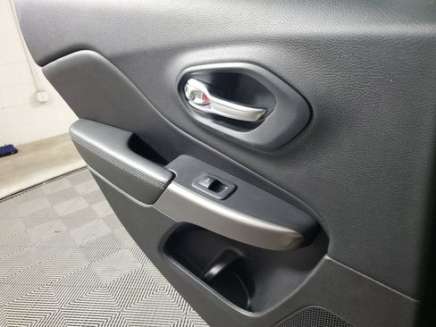 Used 2019 Jeep Cherokee Limited FWD image 17