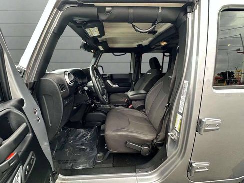 Used 2015 Jeep Wrangler Unlimited Rubicon w/ Dual Top Group AWD/4WD image 20