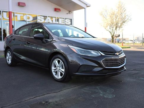 Used 2017 Chevrolet Cruze LT image 3