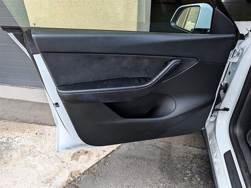 Used 2022 Tesla Model Y Long Range AWD/4WD image 17
