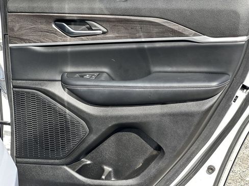 Used 2023 Jeep Grand Cherokee Limited w/ Luxury Tech Group II image 17