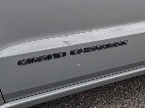 Used 2021 Jeep Grand Cherokee Laredo X AWD/4WD image 30